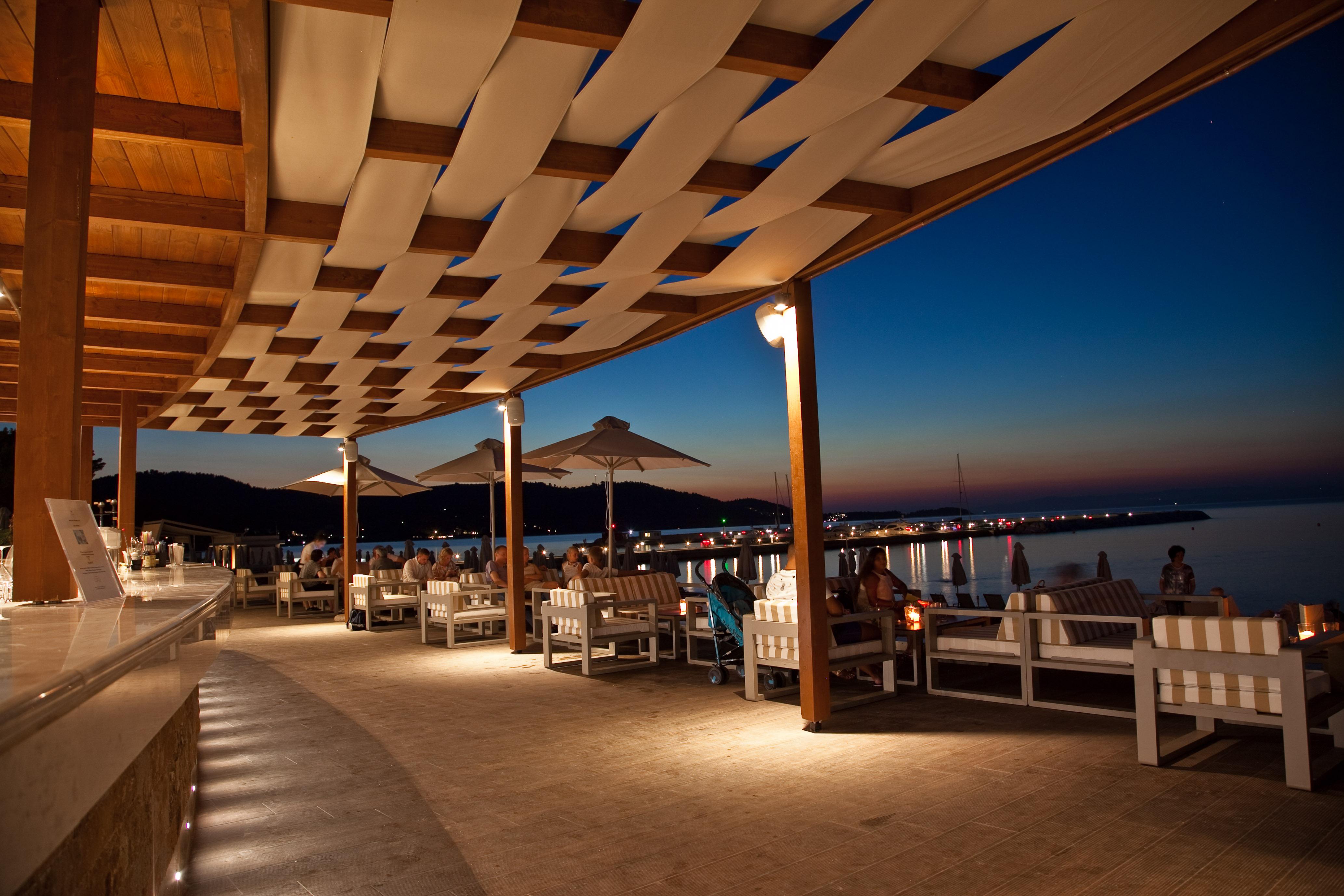 Miraggio Thermal Spa Resort باليوري المظهر الخارجي الصورة The restaurant at night