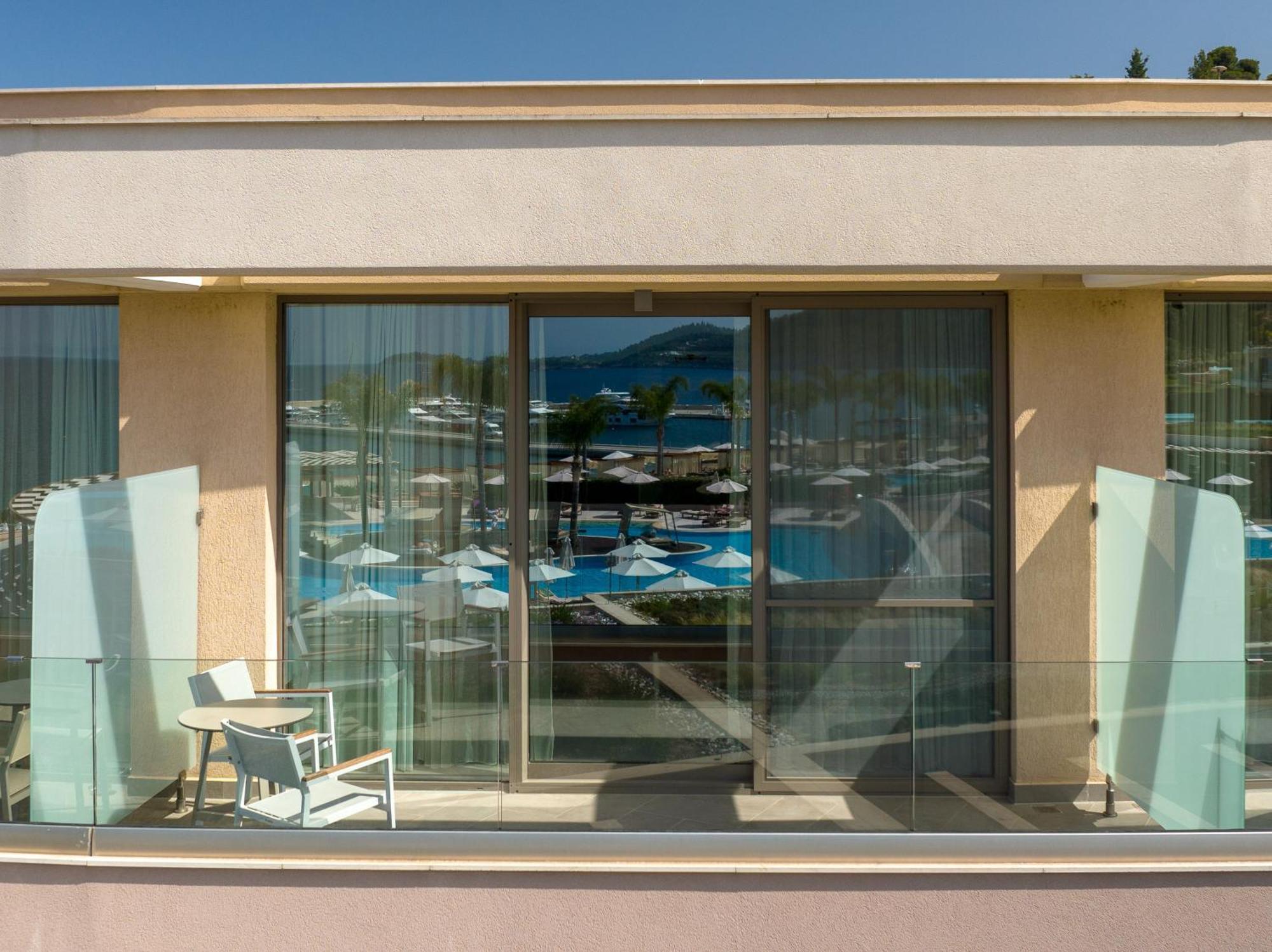 Miraggio Thermal Spa Resort باليوري الغرفة الصورة A balcony