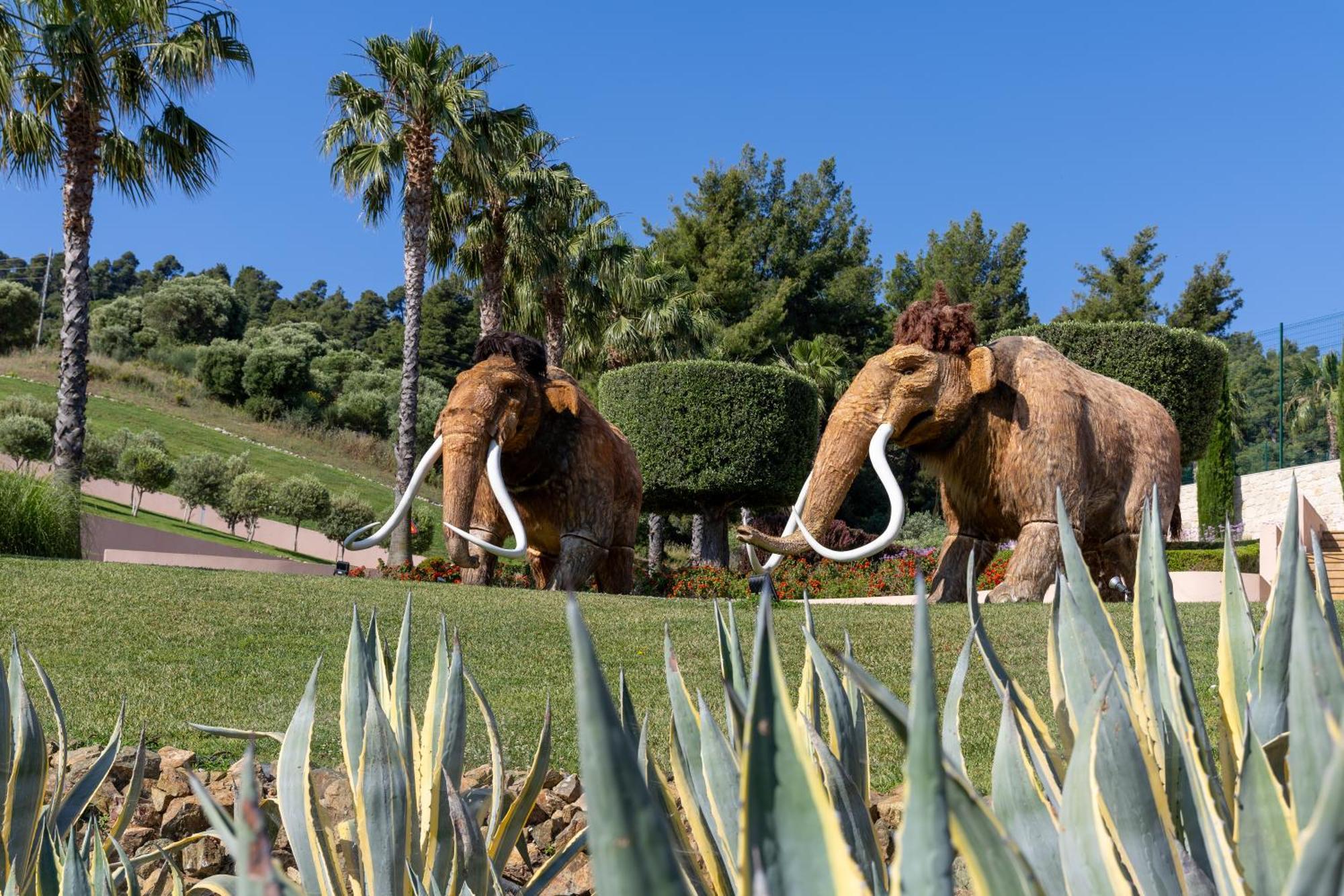 Miraggio Thermal Spa Resort باليوري المظهر الخارجي الصورة Life restoration of a pair of the Pleistocene mammoths, Mamuteus, or Columbian mammoths