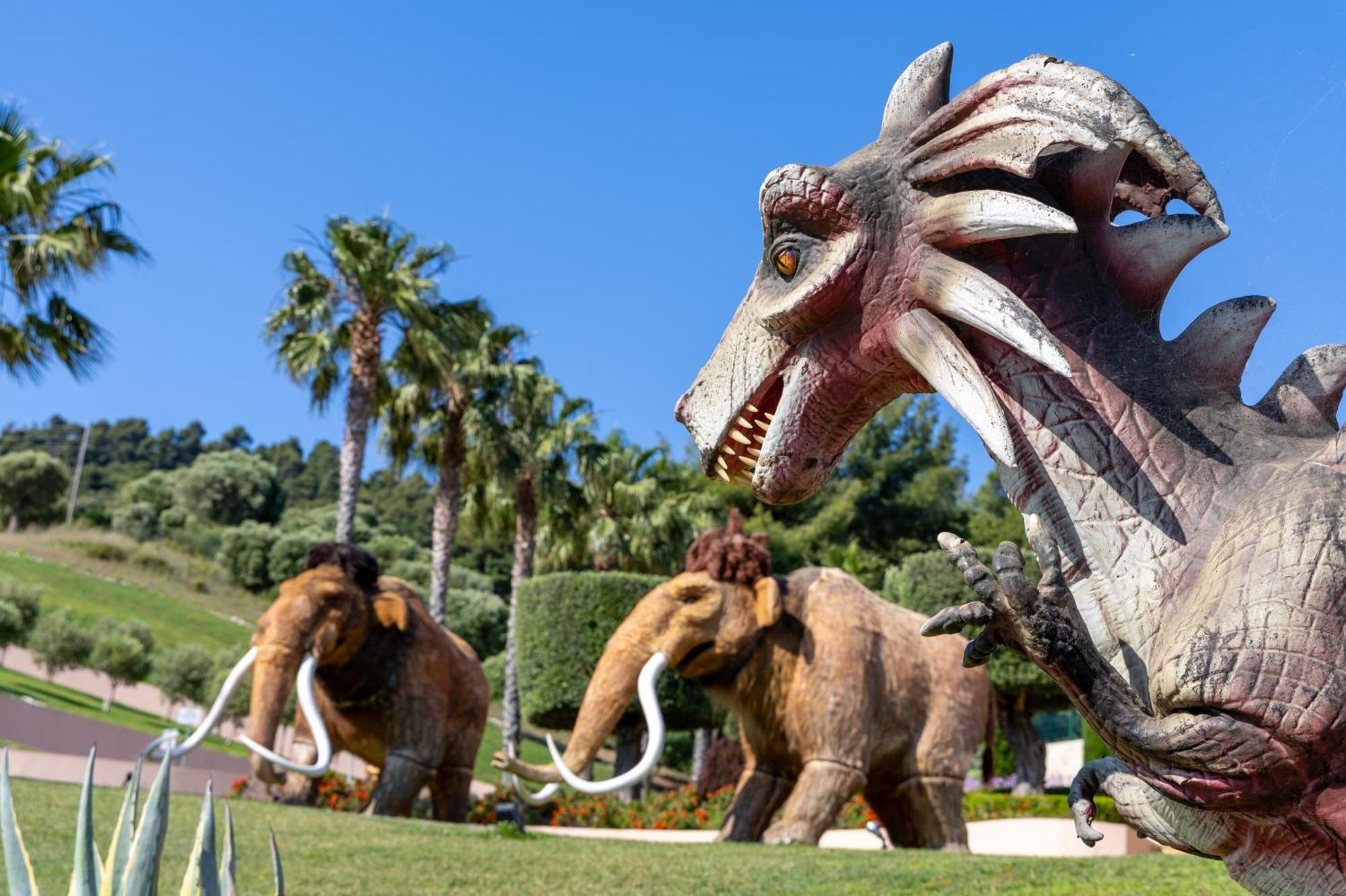 Miraggio Thermal Spa Resort باليوري المظهر الخارجي الصورة The park's "Ice Age" section