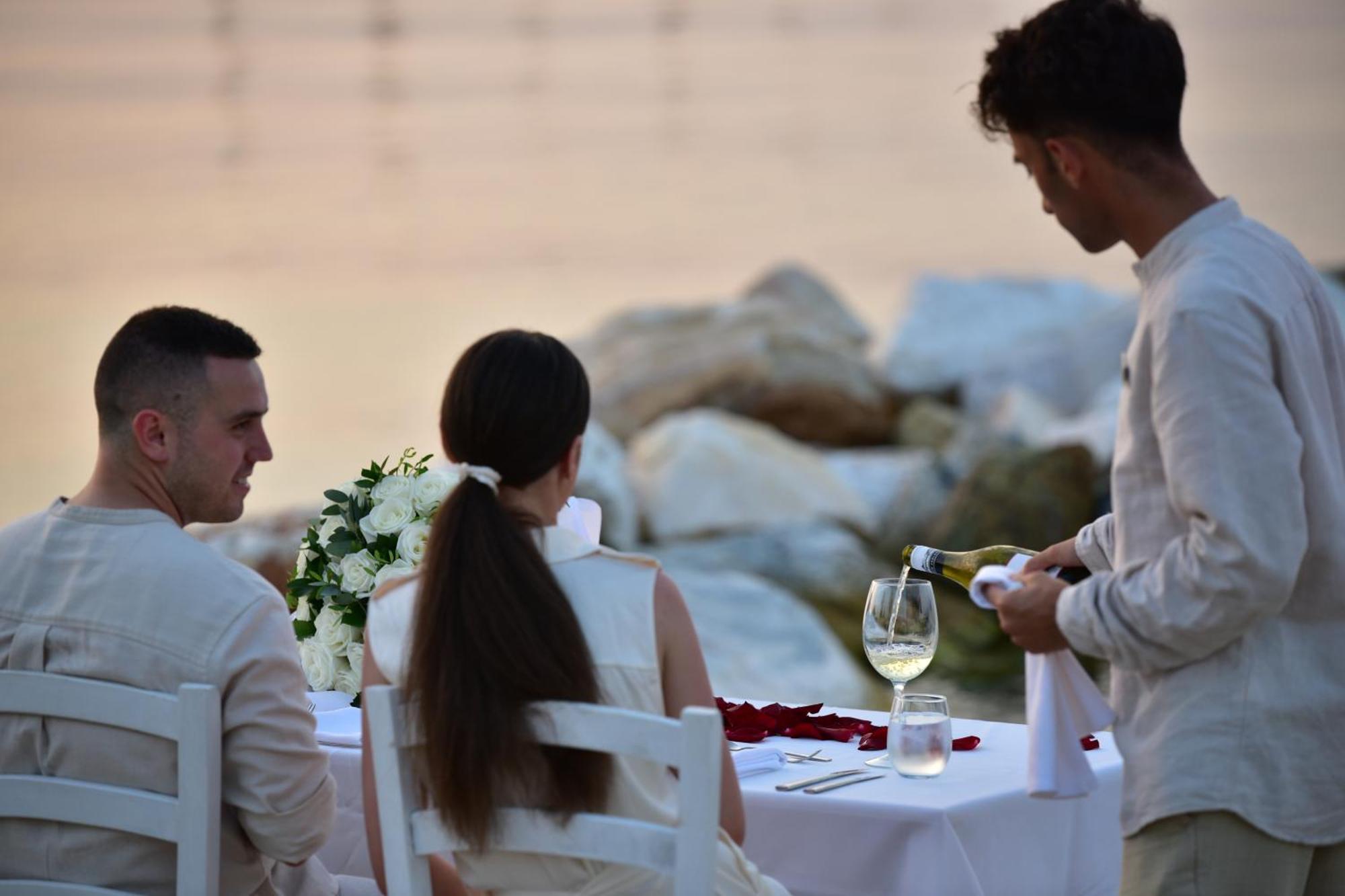 Miraggio Thermal Spa Resort باليوري المظهر الخارجي الصورة A waiter serving wine