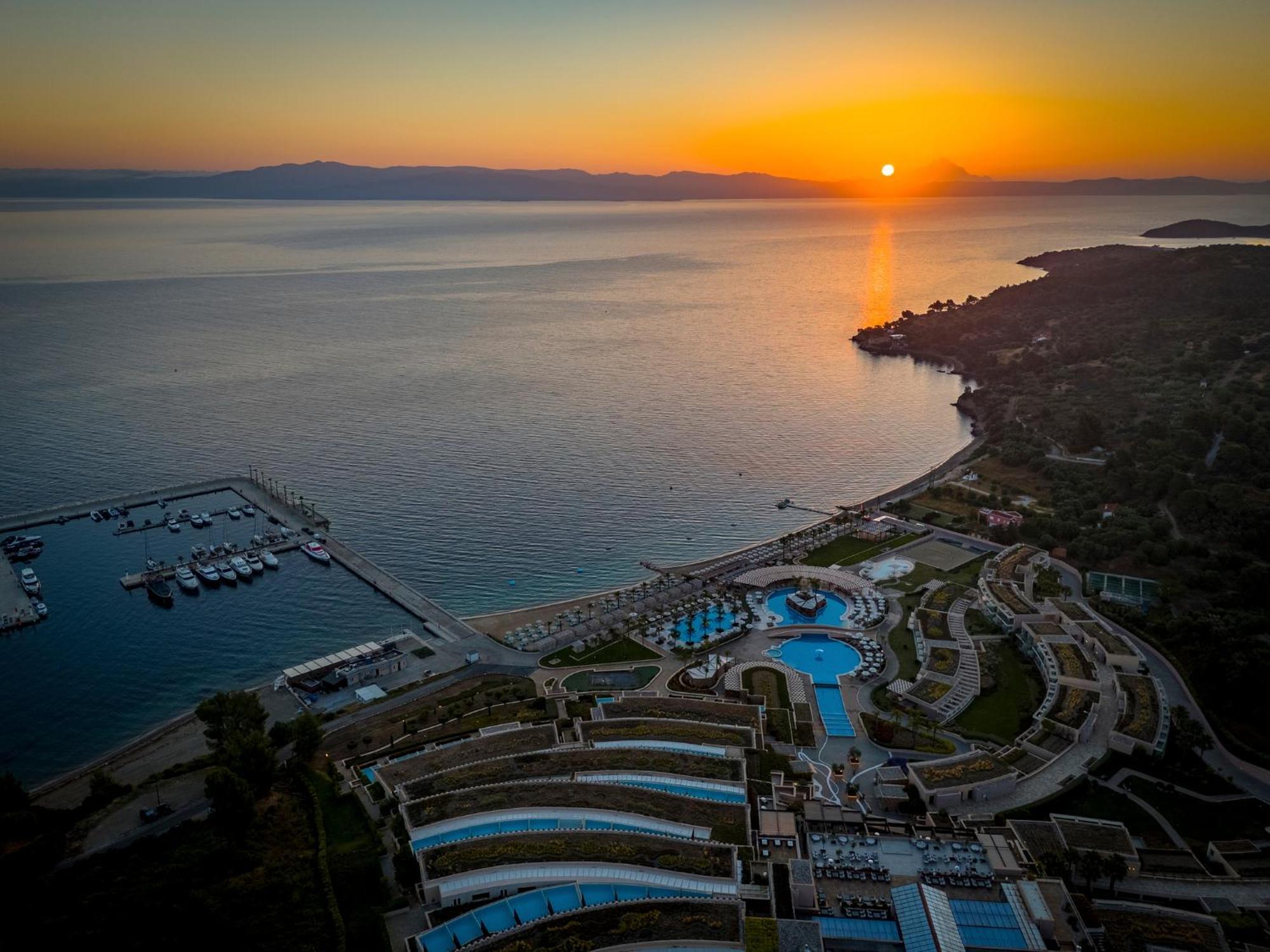 Miraggio Thermal Spa Resort باليوري المظهر الخارجي الصورة Sunset over the port of Skopelos